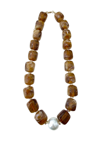 Paula Chunky Beaded Pearl Necklace in Tortoise