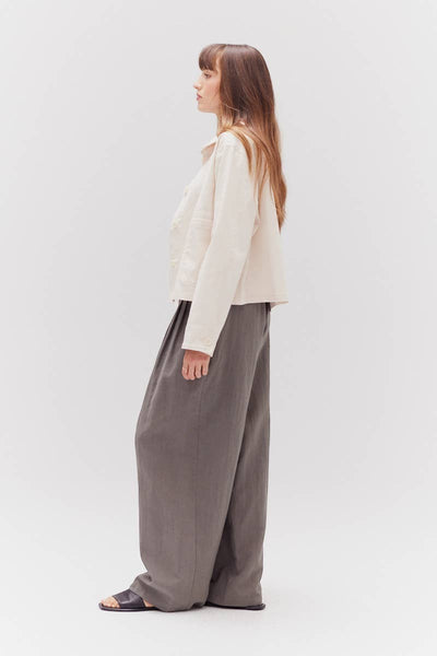 VIDA MOULIN cream twill cotton jacket with easy fit and soft pre-washed finish, worn by a model with wide-leg grey pants.